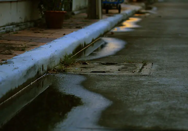Drainage structure and adjoining pavement
